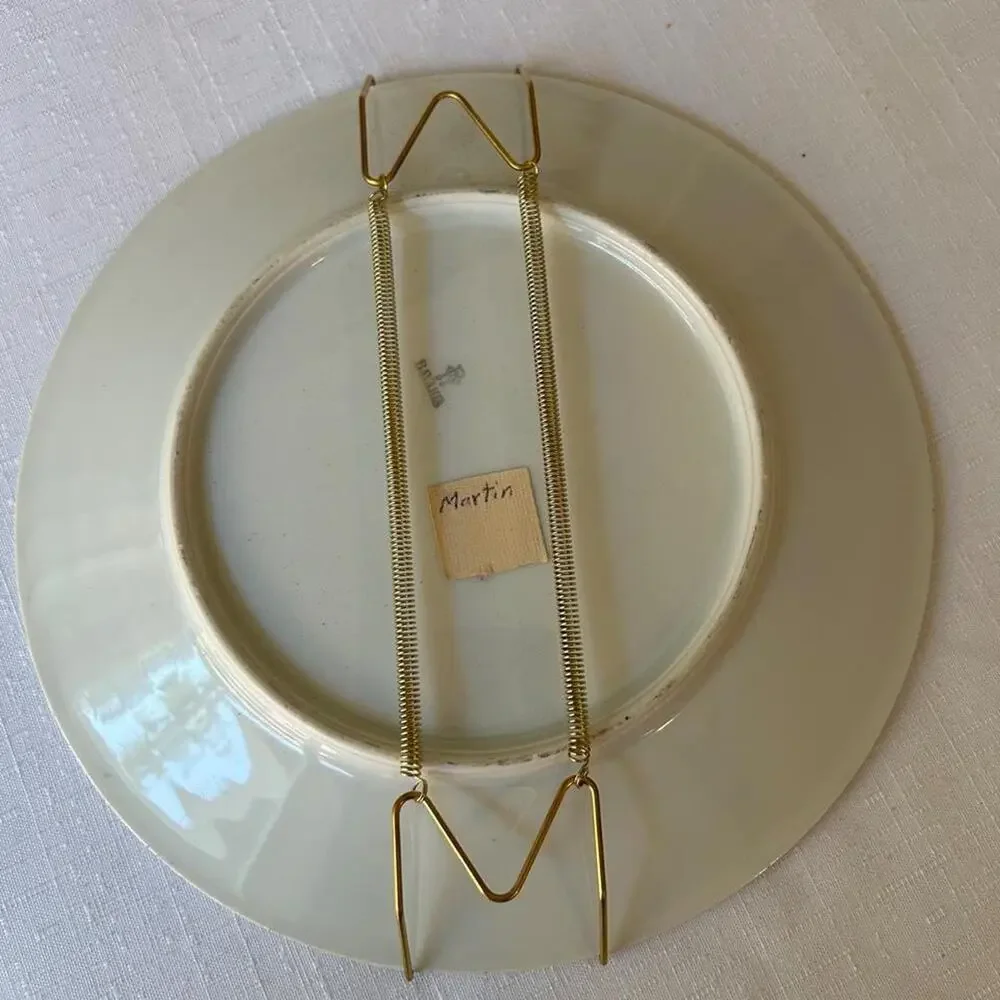Vintage decorative gold rimmed plate w pine boughs, pinecones, & daisies winter